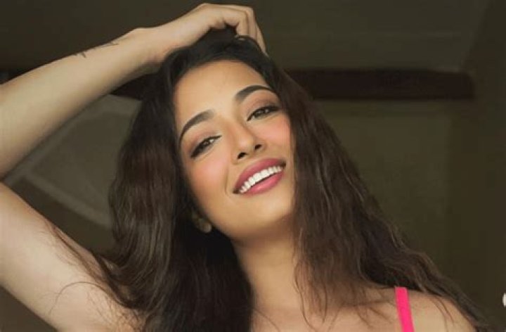 Bollywood Star Afreen Alvi Shows Off Slim Figure in New Photo — Celebwell