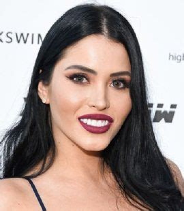 Claudia Alende Height Weight Bra Size Body Measurements Age Facts Bio