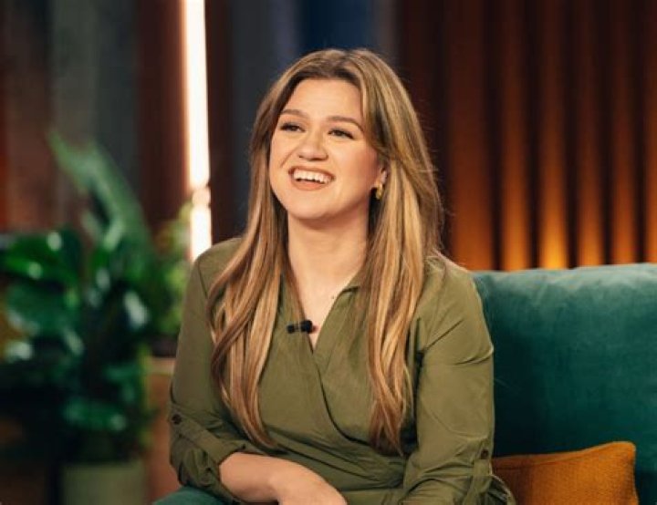 
How Much Money Does Kelly Clarkson Make? Latest Income Salary
