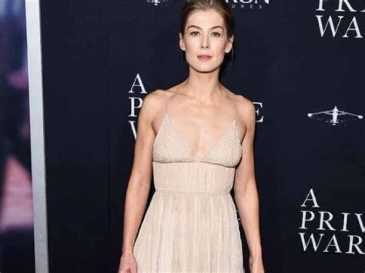 Rosamund Pike Bra Size, Age, Weight, Height, Measurements
