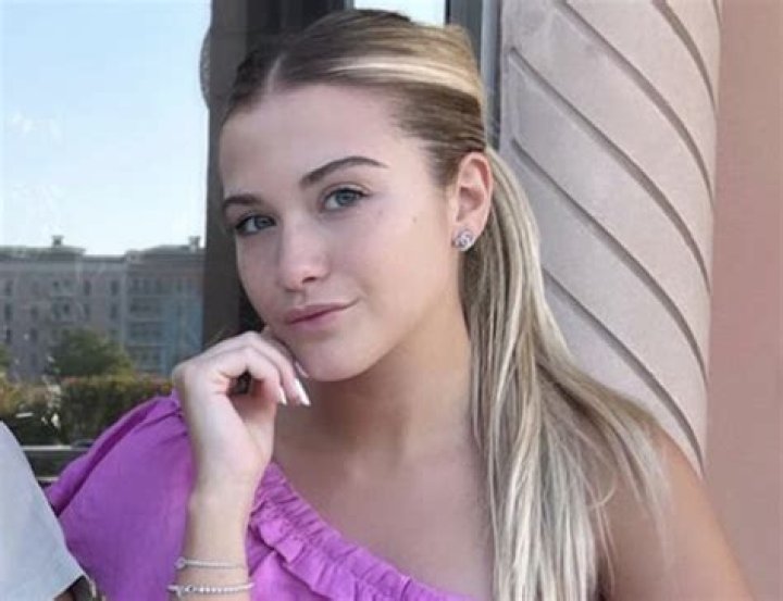 Sofía Calzetti in Bathing Suit Says "I Love You" — Celebwell